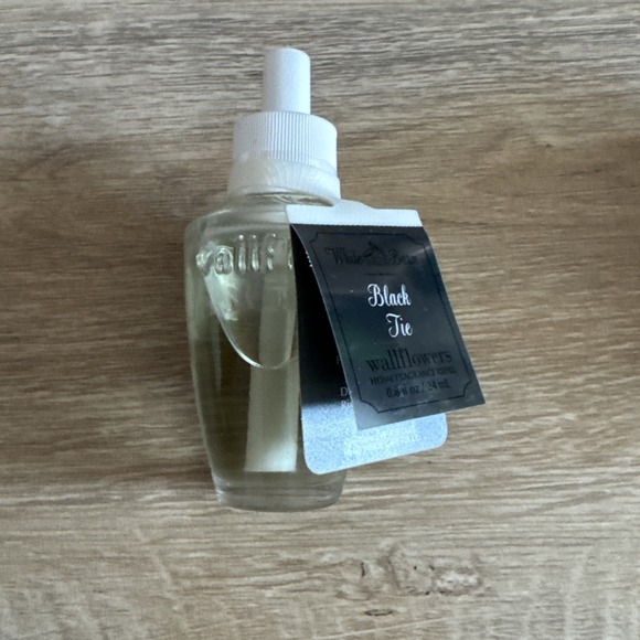 Bath & Body Works Wallflower Refill Bulbs Black Tea‎ and Mahogany Teakwood New - Picture 3 of 3